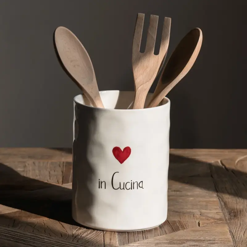 Porta Mestoli in Stoneware Bianco con decoro In Cucina Ø 14x18h cm - Simple Day Nuovo Arrivo